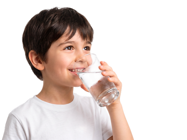 Bambino che beve un bicchiere d'acqua